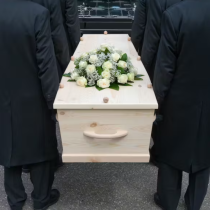 Мъж се появи на собственото си погребение и майка му припадна-Снимки