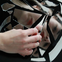 Може ли счупеното огледало наистина да ви създаде проблеми в живота?