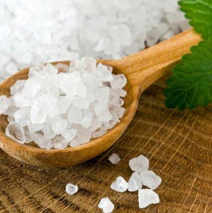 За какво е полезна английската сол: Облекчава косопад, акне, болки в ставите, запек