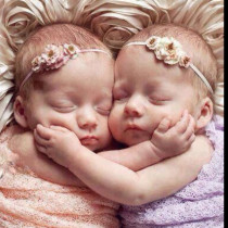 Ето как изглеждат днес близначките, известни от снимката- Прегръдката, която спаси живот