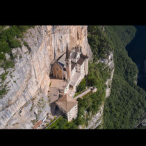 Нито на небето, нито на земята: италианското убежище в скалите, до която водят 1540 стръмни стълби