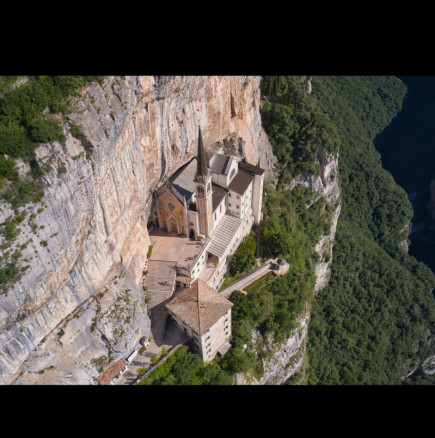 Нито на небето, нито на земята: италианското убежище в скалите, до която водят 1540 стръмни стълби