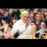Папа-реформатор: Папа Франциск даде прием във Ватикана за транссексуални проститутки (СНИМКИ)