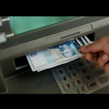 Няма безплатен обяд! Ето колко ТОЧНО прибират банките от нас при всяко теглене на банкомат:
