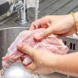4 причини против миенето на месо преди готвене