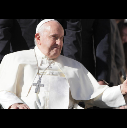 Папата подписа: Трансджендър хората могат да се кръщават и да бъдат шафери на религиозни сватби