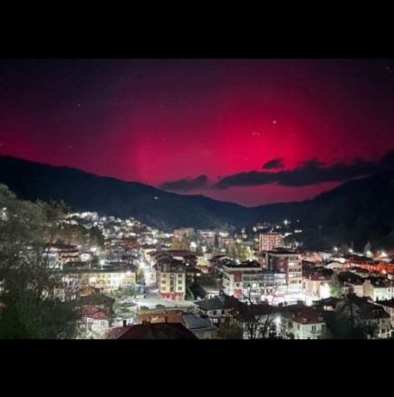 Чудо в небето над България! Червено сияние озари нощта и предизвика възхита и страх у хората (СНИМКИ)
