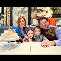 Показаха как се прави интелигентно! Теди Велинова празнува с новата жена на д-р Енчев и децата - голямо щастливо семейство! (СНИМКА)