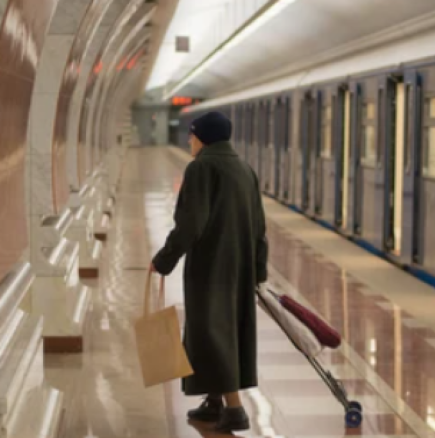 87-годишна жена стои за празниците сама в метрото, когато чу тих глас да прошепва зад нея