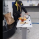 Мъж се ядоса, влезе в сградата на Енергото, включи грила и направи сандвичи на децата си-Видео 
