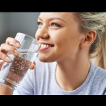 Ето какво причиняват само 2 чаши вода на гладно на кожата на лицето ви: