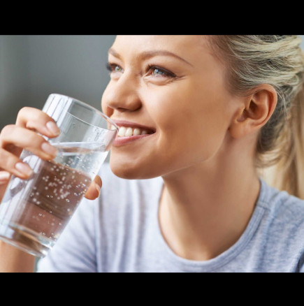 Ето какво причиняват само 2 чаши вода на гладно на кожата на лицето ви: