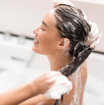Експертите ни казват колко често трябва да миете косата си през зимата, за да не я изсушите