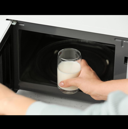 Защо не трябва да загрявате млякото в микровълновата (и как да го направите безопасно)