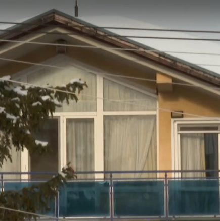Първи кадри от къщата на ужасите, където е измъчван и убит 49-годишния мъж-Видео