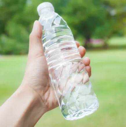 Ето колко пластмаса има в пластмасовите бутилки с вода! Две на ден и сте изяли пластмаса колкото една кредитна карта! 