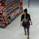 Млада жена открадна детска количка от магазин-Видео