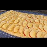 Нарязвам 2 ябълки върху бутер тестото, поръсвам с канела, навивам и пека! Вече не искат други десерти у дома: