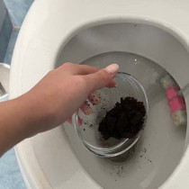 Научих за този метод от водопроводчик-Ето защо слагам утайка от кафе в тоалетната