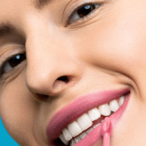 Гримьорка разкри как да правилно да боядисате устните си, за да не изглеждат зъбите ви жълти