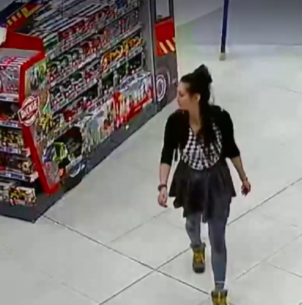 Млада жена открадна детска количка от магазин-Видео
