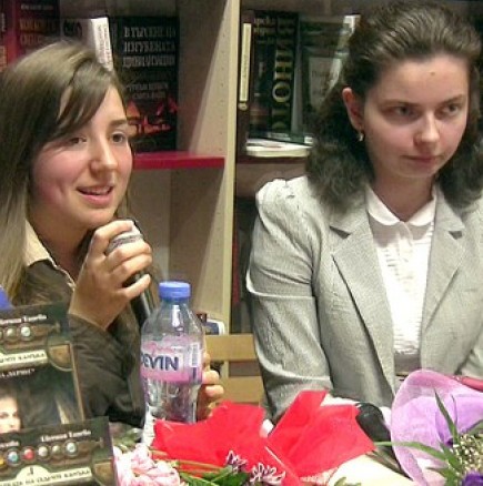 Две момичета-гимназистки издадоха роман