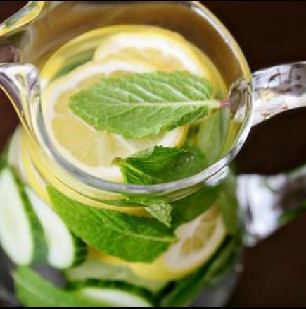 Следпразнично пречистване на организма с вода, лимон и мента