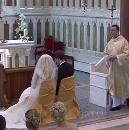 Прекрасна изненада, която свещеник направи на младоженци! (Видео)