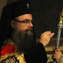 Митрополит Николай носи благодатния огън от Йерусалим