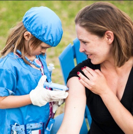 Родители ВНИМАВАЙТЕ - 8 от най-разпространените лъжи за детските ваксини