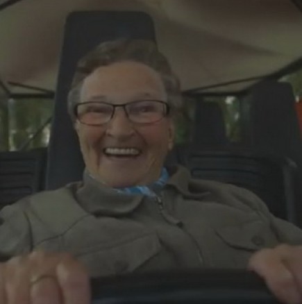 Животът е прекрасен! Тази баба е доказателство за това! (Видео)