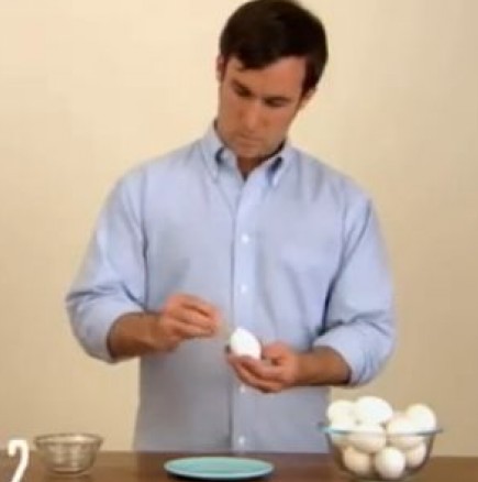Екстра бързо и лесно - Ето как да обелите за 10 секунди сварено яйце - Видео