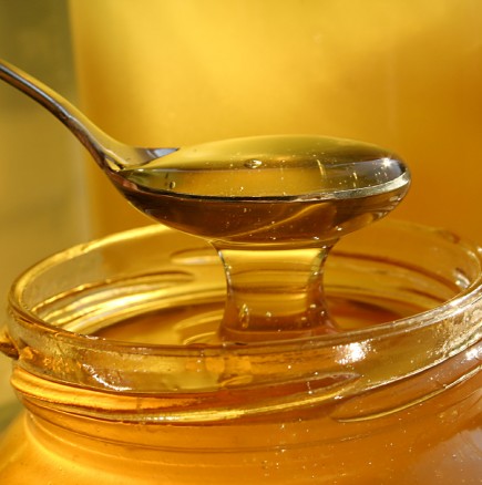 Чудото направено от мед: 3 рецепти за мека, блестяща и здрава коса