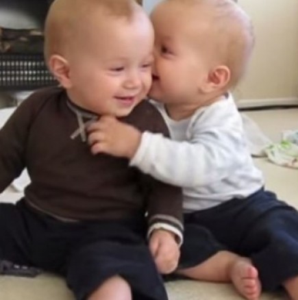 Голяма любов между две близначета! (Видео)