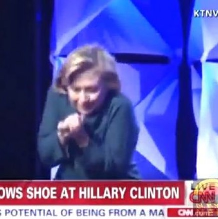 След Буш и Хилъри беше замерена с обувка!-видео