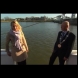 Ще паднете от смях! Журналистка пада във водата, докато прави интервю. Видео