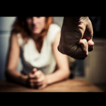Нов брутален случай на домашно насилие: Мъж пребива жена си, докато детето снима!