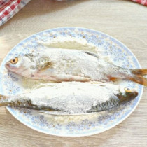 Какво добавят готвачите, когато пържат рибата, за да е с хрупкава златиста коричка!