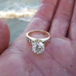 Жена намери диамантен пръстен на плажа-Когато го показа на познат биижутер, той пребледня, изгуби ума и дума