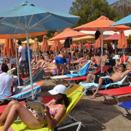 Голяма промяна при плажовете в Гърция-Ораничава се поставянето на чадъри, шезлонги