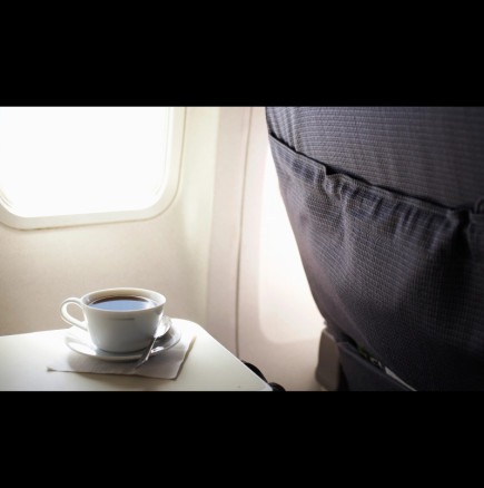 Ето защо е ОПАСНО да пиете кафе, преди да се качите в самолета!