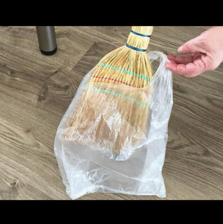 Защо баба ти слага метлата в торба? Незаменимо е, когато чистиш: