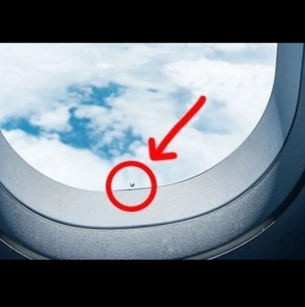 Определено не го знаехме! Ето значи за какво служи дупката в прозореца на самолетите!