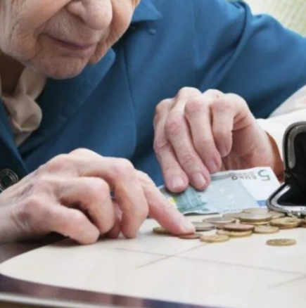 Хиляди пенсионери с нови пенсии от днес