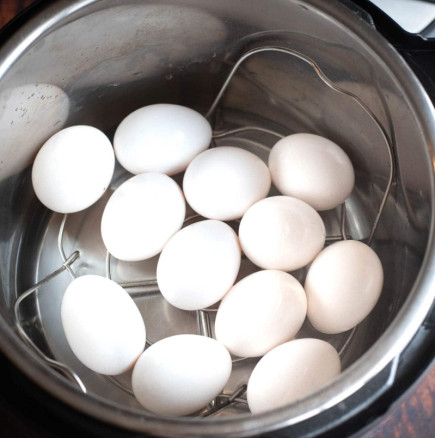Всички слагате оцет и сол, но ето какво добавям аз във водата на яйцата и няма нито едно пукнато!