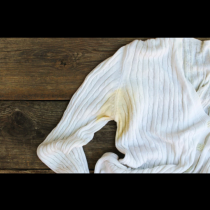 С обикновен прах няма да стане! Ето как да премахнете жълтите петна от пот по дрехите:
