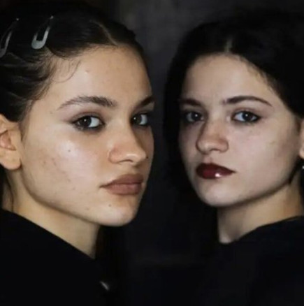 Как сестри близначки се намериха в интернет след 19 години раздяла