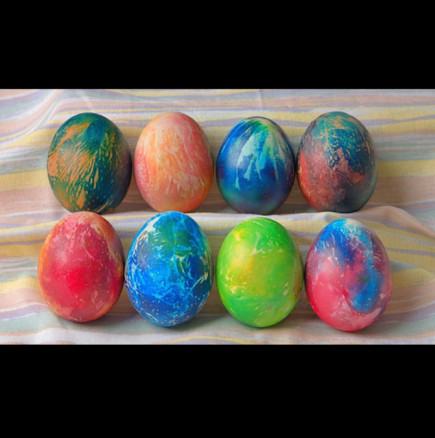 Всяко яйце е по-красиво от предишното! Ако искате освен червени да имате и шарени яйца за Великден, направете така: