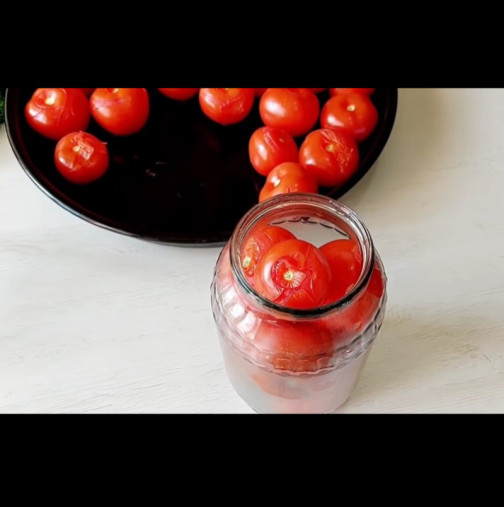 Ето как затварям домати у дома - издържат като ПРЕСНИ 2 ГОДИНИ! Без вода, сол и оцет: