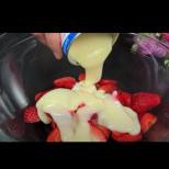Режа ягодите на ситно и ги заливам с кондензираното мляко. Когато е готово, насладата е райска!